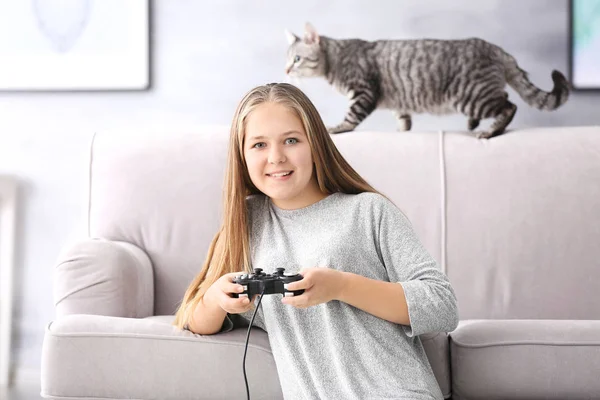 Teenager spielt Videospiel — Stockfoto