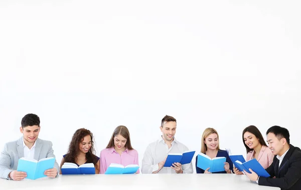 Gruppe von Menschen, die Bücher lesen — Stockfoto