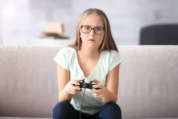 Teenager playing videogame — Stock Photo, Image