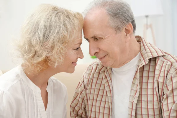 Närbild porträtt av happy senior par hemma — Stockfoto