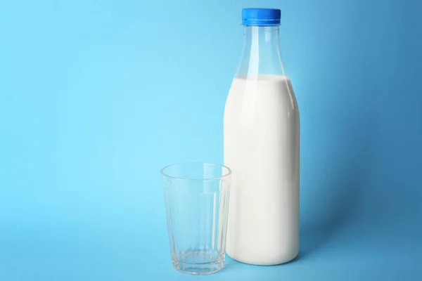 Botella de sabrosa leche con vaso — Foto de Stock