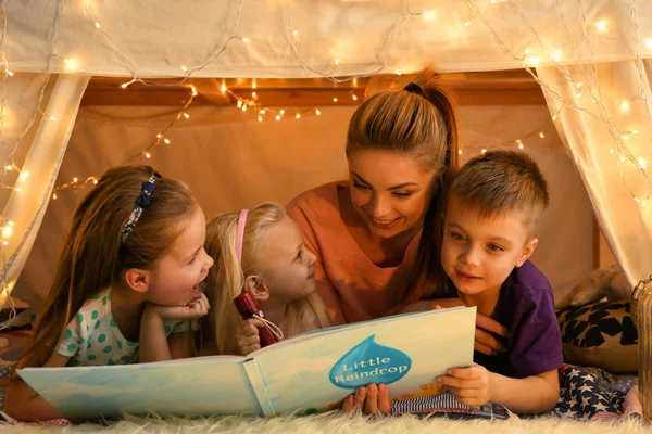 Young Woman Cute Children Reading Book Hovel Home — Stock Photo, Image