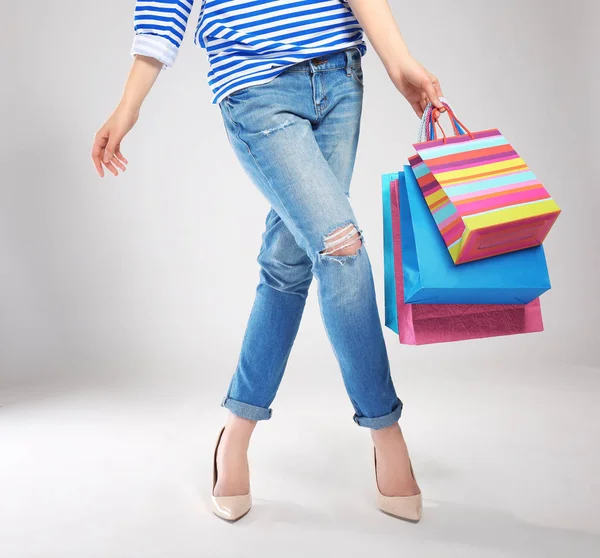 Kadının bacakları ve alışveriş torbaları — Stok fotoğraf