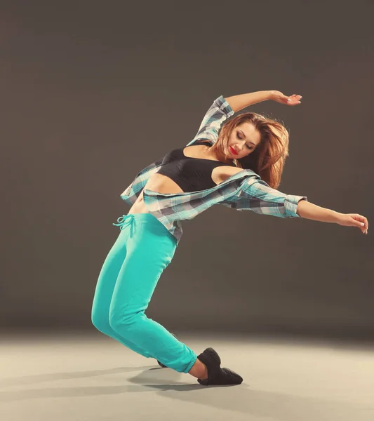 Kobieta tancerka hip-hopu — Zdjęcie stockowe