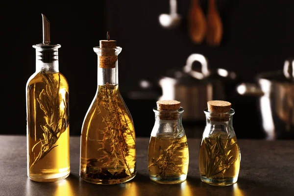 Botellas con aceite en la mesa — Foto de Stock