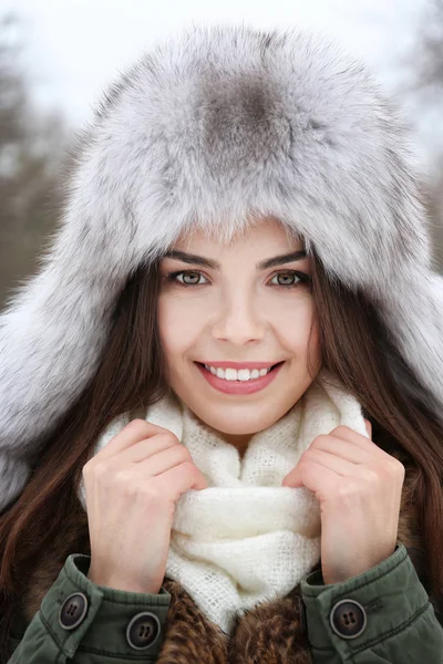 Młoda piękna kobieta w zimowym parku — Zdjęcie stockowe