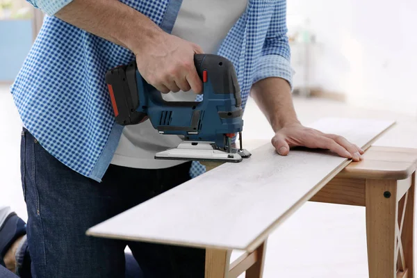 Man cutting laminate board — Stock Photo, Image