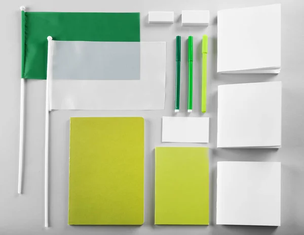 空白的绿色和白色货物在桌子上 — 图库照片