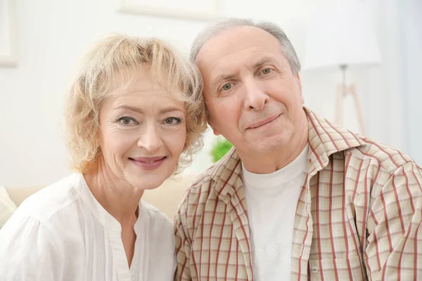 Närbild porträtt av happy senior par hemma — Stockfoto