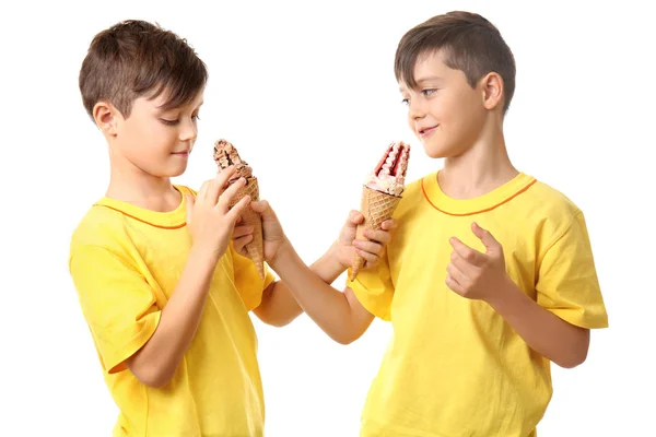 Ragazzi Carini Con Gelato Sfondo Bianco — Foto Stock