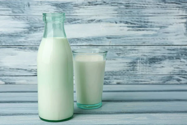 瓶子和牛奶杯 — 图库照片