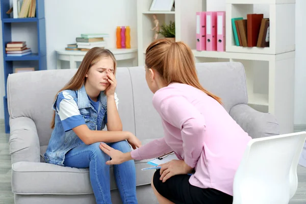 Psicoterapeuta hablando con chica joven — Foto de Stock