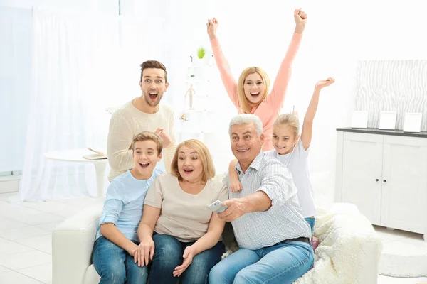 Szczęśliwa Rodzina Oglądania Salonie — Zdjęcie stockowe
