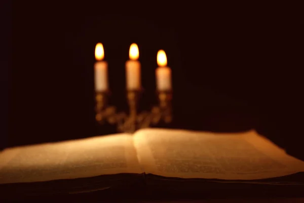 Bibbia e candele accese — Foto Stock