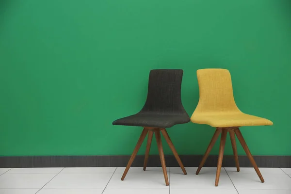 Krzesła na tle ściany kolor — Zdjęcie stockowe