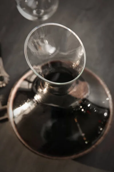 Glaskaraffe mit Rotwein — Stockfoto