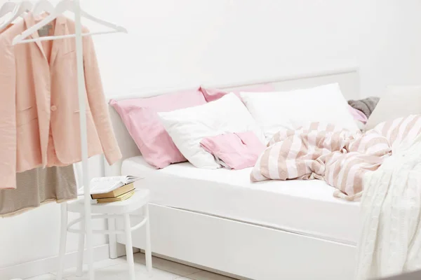 Interior con cama cómoda — Foto de Stock