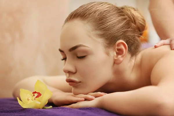 Bella Giovane Donna Che Massaggio Salone Spa — Foto Stock
