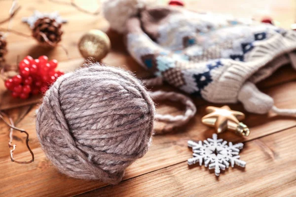 Bola de hilo, sombrero de punto y decoraciones navideñas — Foto de Stock