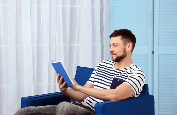 Joven leyendo libro — Foto de Stock