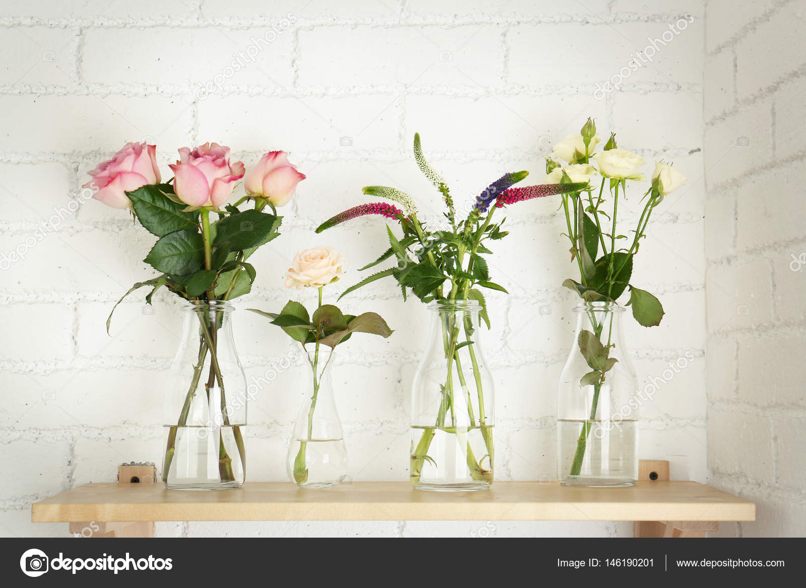 Images glass vases Beautiful flowers in glass vases — Stock Photo