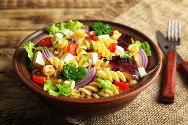 Soğuk lezzetli makarna salatası