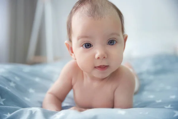 Lindo bebé mintiendo — Foto de Stock