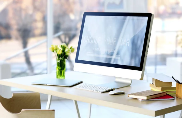 Local de trabalho com computador na mesa — Fotografia de Stock