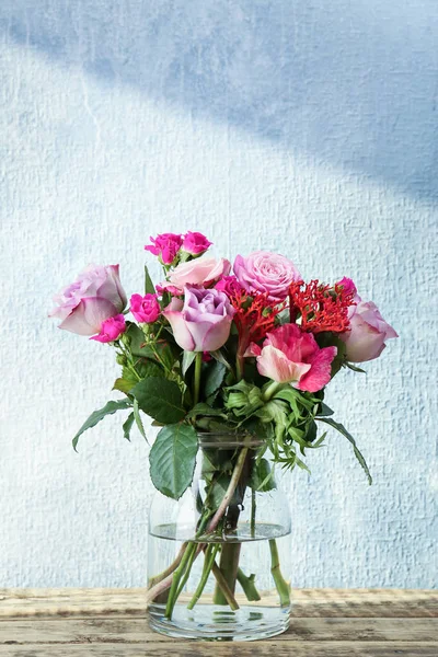 Скляна ваза з красивим букетом квітів — стокове фото