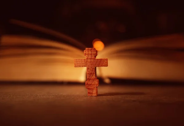 Biblia z drewnianego Krzyża — Zdjęcie stockowe