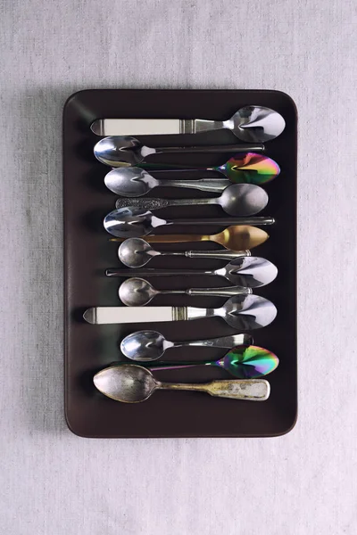 Diferentes cucharas en bandeja — Foto de Stock