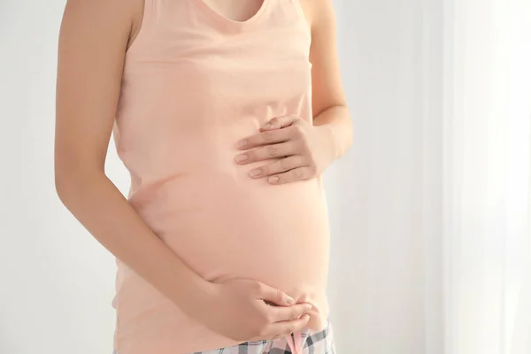 Krásná těhotná žena doma, detailní záběr — Stock fotografie