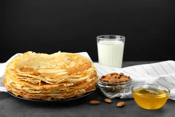 Pannkakor, mandel, honung och glas mjölk — Stockfoto