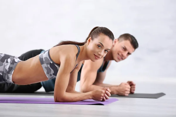 Sporty young couple training together — Stock Photo, Image
