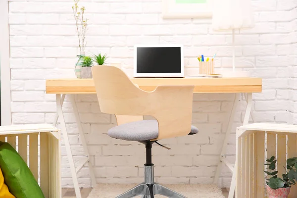 Lugar de trabajo con ordenador portátil en el escritorio — Foto de Stock