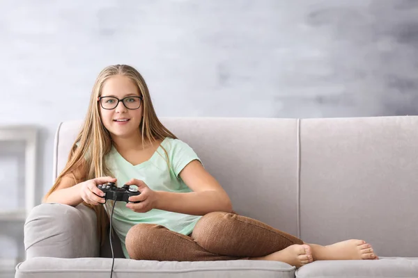Adolescente giocare al videogame — Foto Stock