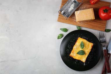 Lezzetli lazanya ile siyah plaka