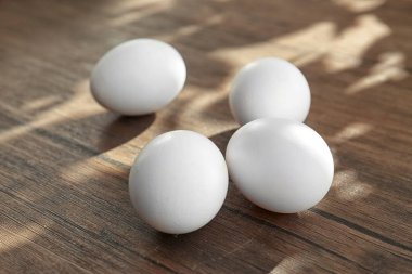 Ahşap masada çiğ yumurta.
