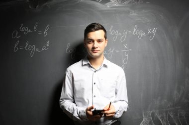 Yakışıklı genç öğretmen 