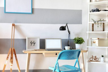 Çalışma alanı ile masa üstünde laptop