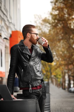 Bilgisayarlı genç adam 