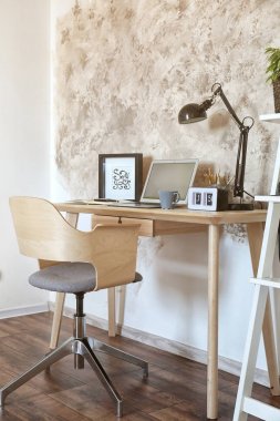 Çalışma alanı ile masa üstünde laptop