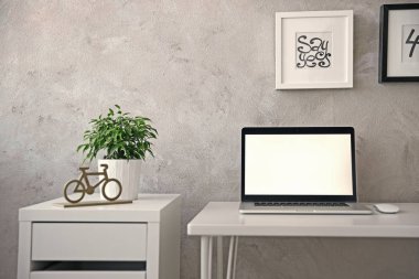 Dizüstü bilgisayarı olan modern işyeri