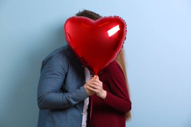 kalp balon şeklinde ile genç Çift 
