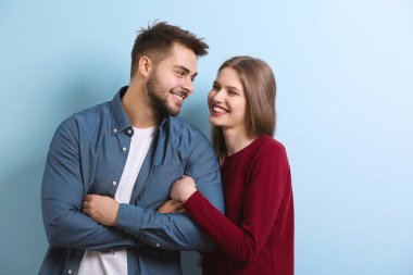 sevimli genç bir çift 