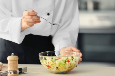 sebze salatası için yağı ekleyerek Şef