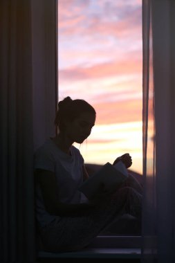 Kadın kitap okuyor.