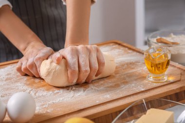 Kadın para kazanıyor.