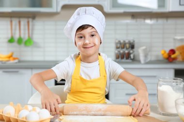 mutfakta yemek çocuk 