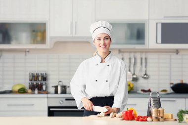 kadın Şef kesme mantar